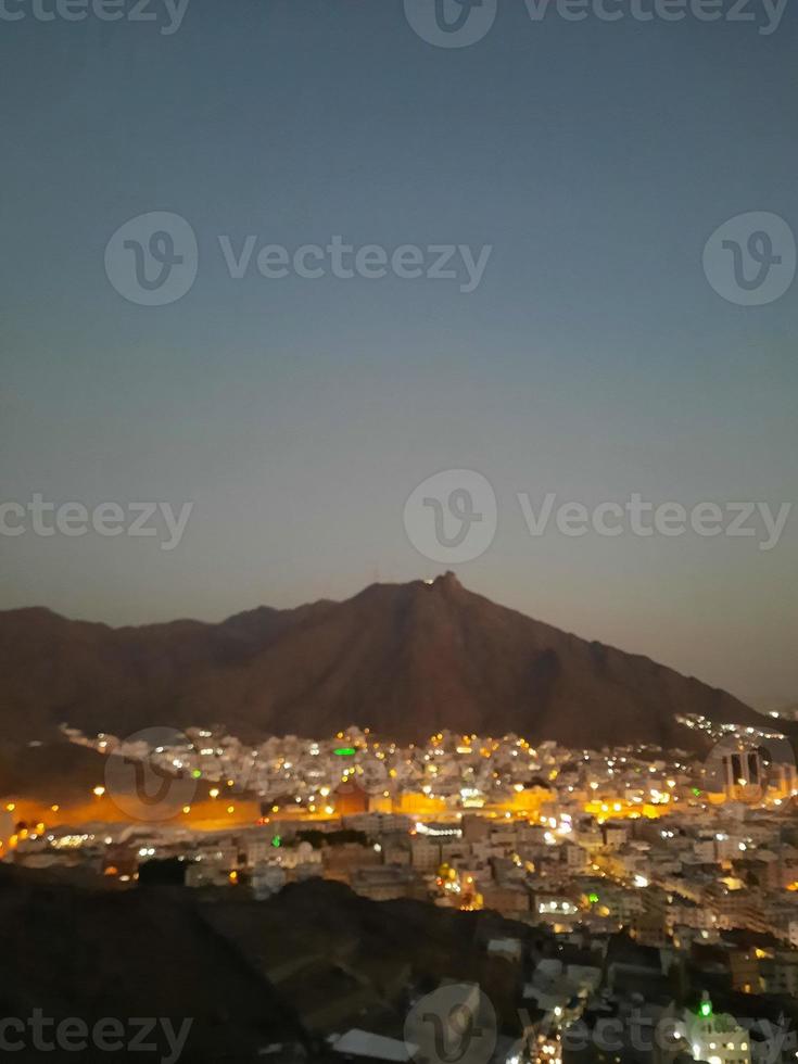 bella vista della montagna jabal al noor nella mecca. La grotta di hira si trova sulla cima del monte jabal al noor, dove vengono a visitare visitatori da tutto il mondo. foto