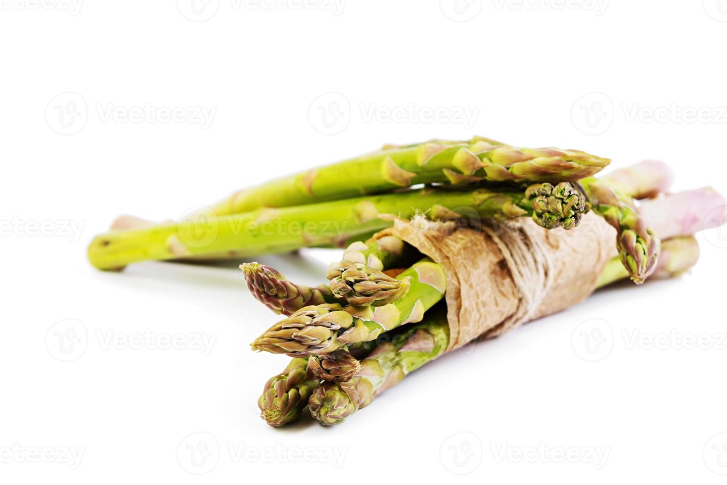 asparagi freschi isolati su sfondo bianco foto