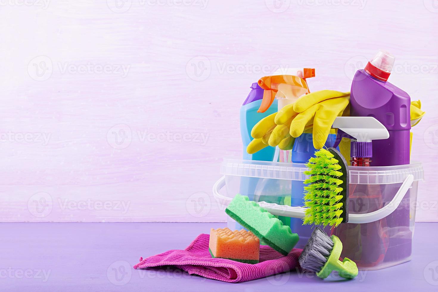 concetto di servizio di pulizia. set di pulizia colorato per diverse superfici in cucina, bagno e altre stanze. foto