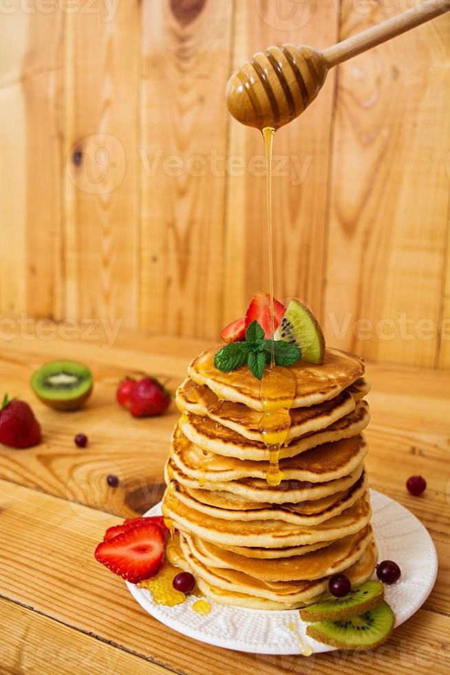 frittelle deliziose su fondo di legno foto