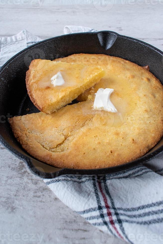 pane di mais giallo a fette con burro in padella di ghisa foto