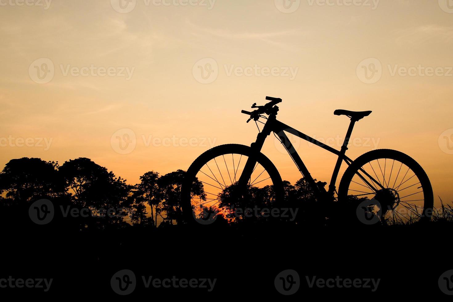 sagoma di una mountain bike la sera. idee di fitness e avventura foto