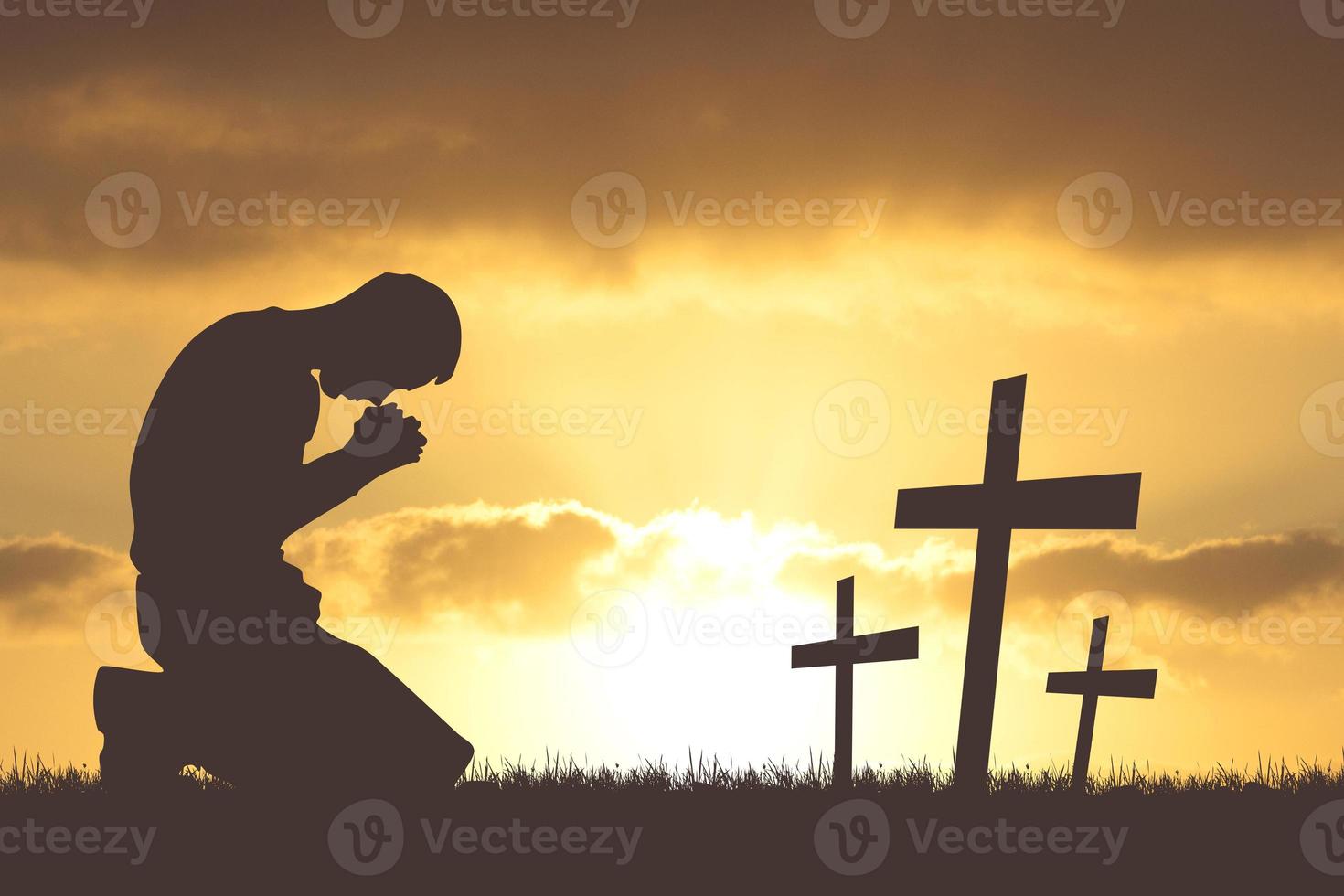 silhouette di mani di preghiera cristiane persone spirituali e religiose che pregano i concetti del cristianesimo di dio. porre fine alla guerra e alla violenza foto