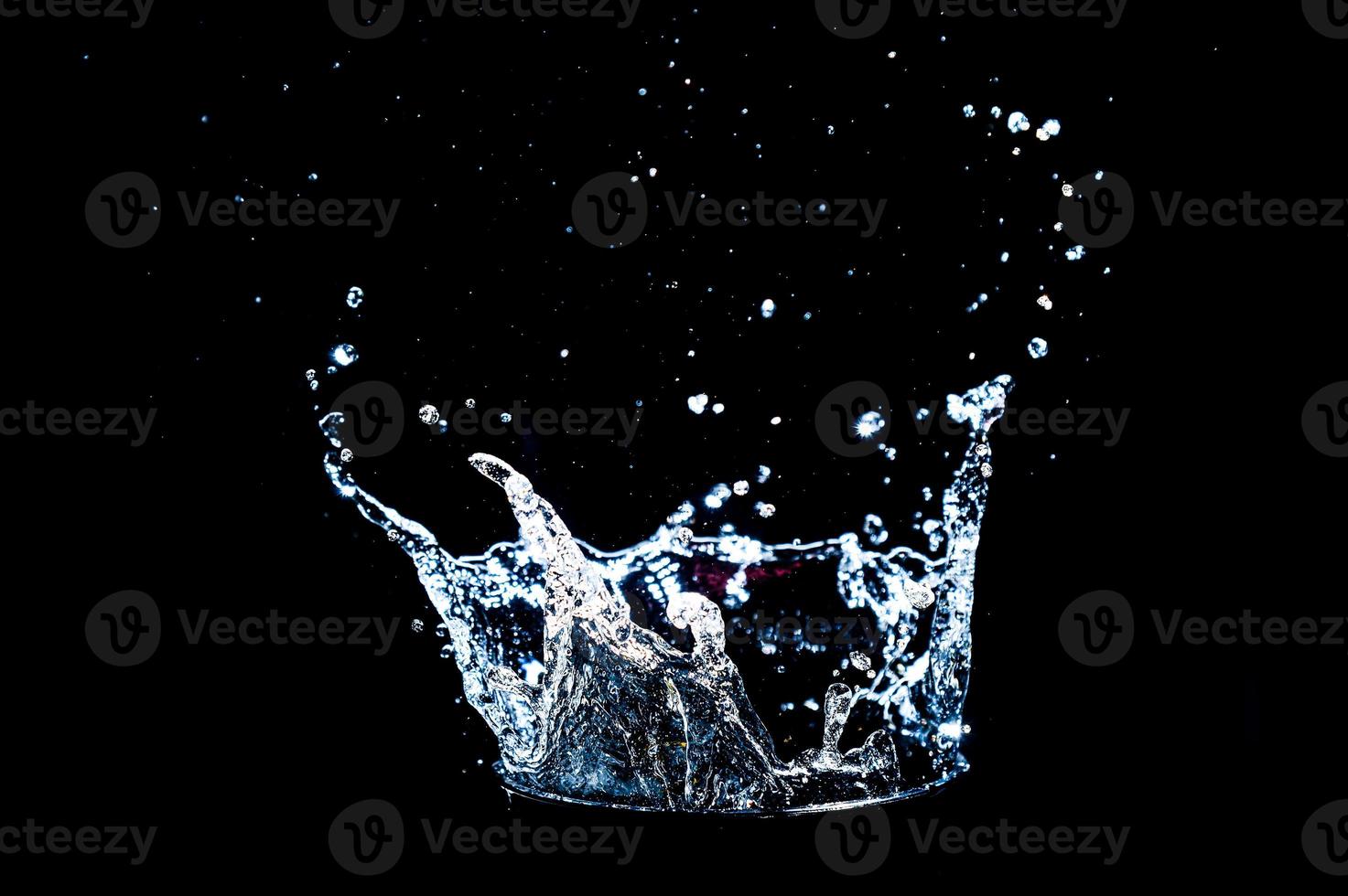 sfondo astratto di schizzi d'acqua su uno sfondo nero. idea di freschezza foto
