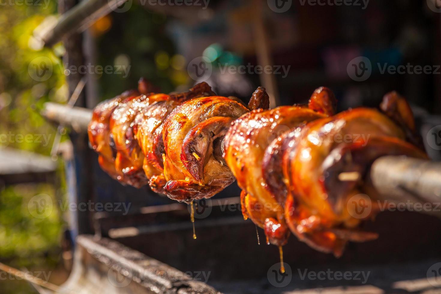 intero pollo alla griglia tailandese tradizionale allo spiedo, Tailandia foto