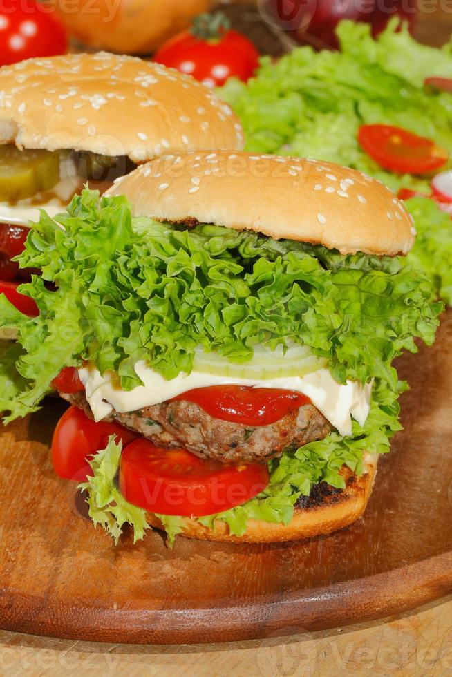 hamburger, fast food, hamburger, bistecca di hamburger, lattuga, pomodoro, formaggio, cetriolo foto