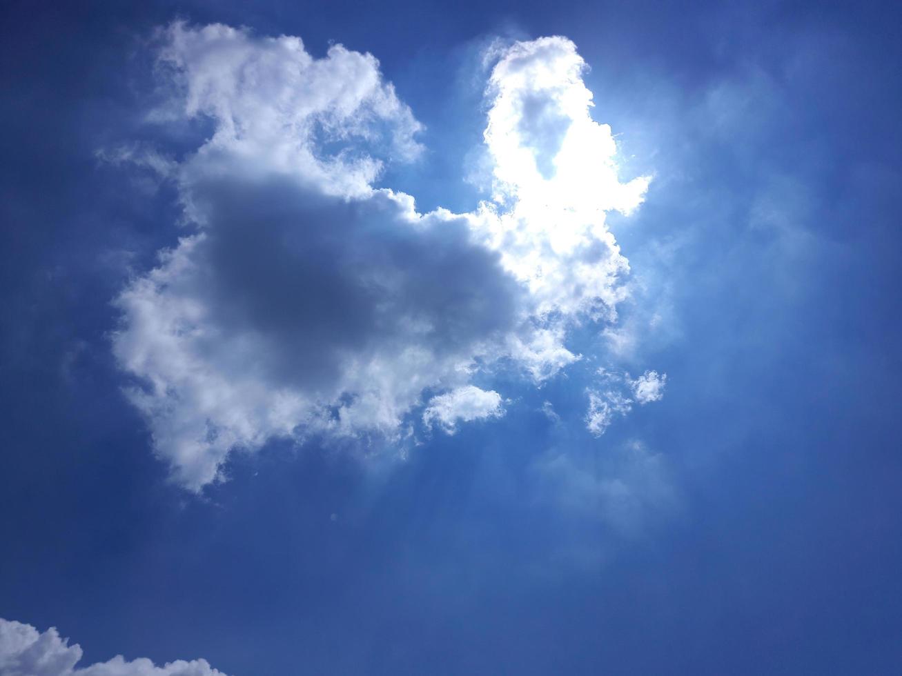 singole nuvole che brillano luminose nel cielo blu foto