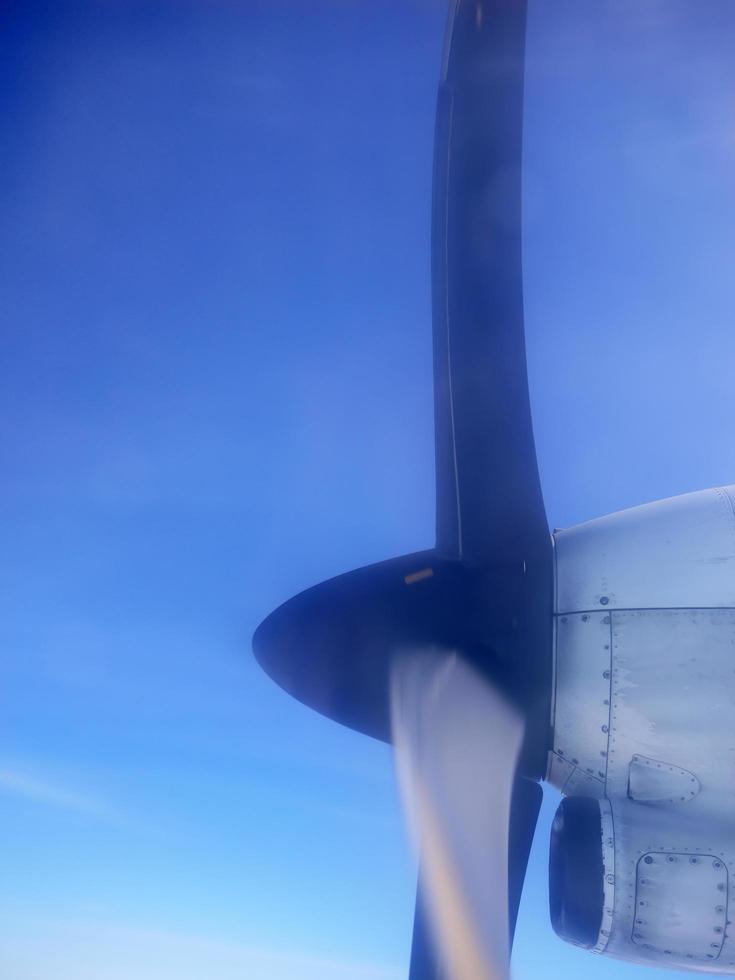 aereo a doppia elica doppio turboelica che vola nel cielo foto