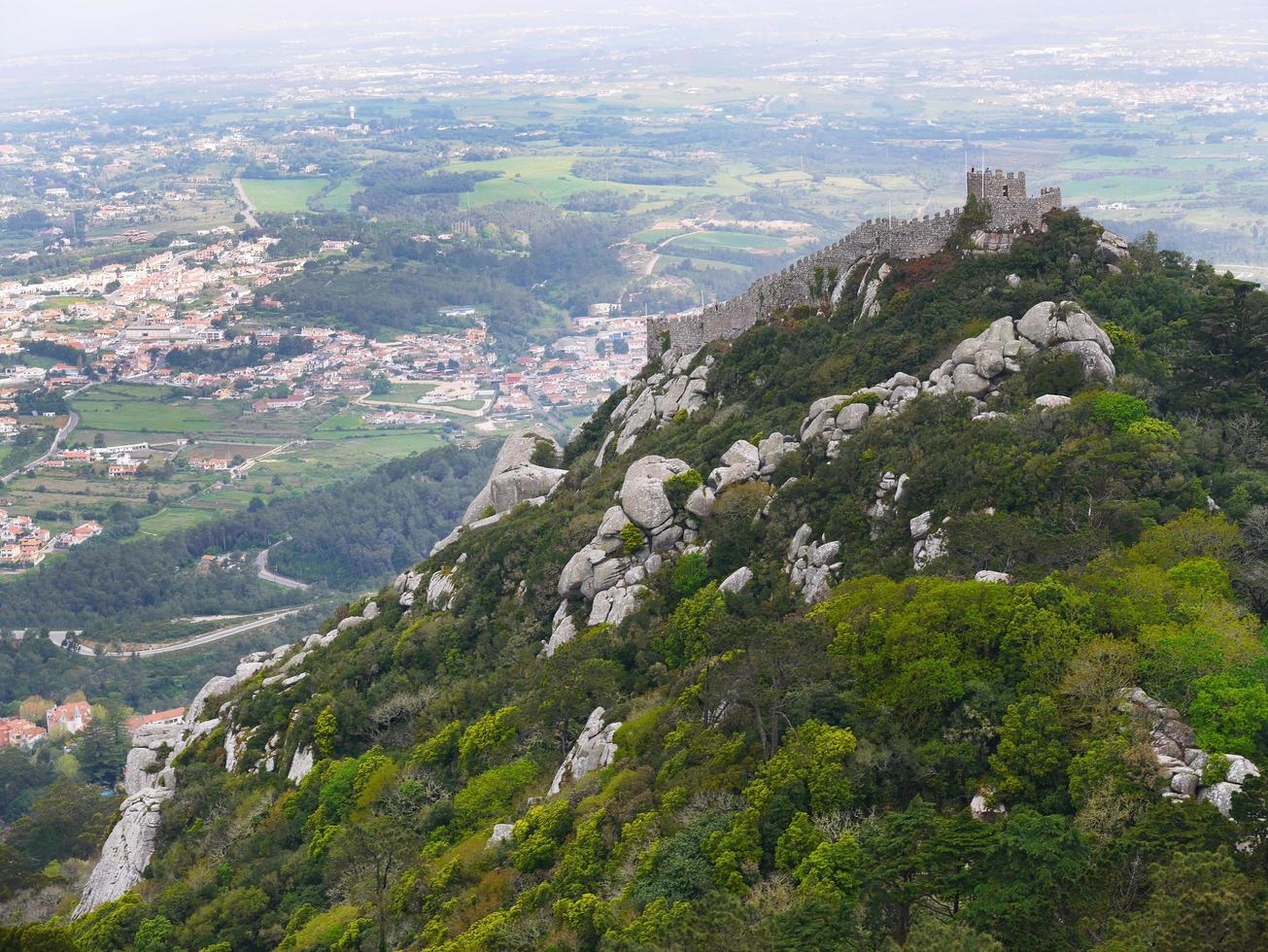 cima della collina fortezza moresca gradini in pietra sito del patrimonio di sintra portogallo foto