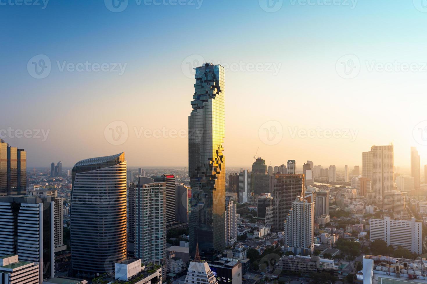 skyline della grande città piena di grattacieli nel quartiere degli affari di bangkok con il cielo al tramonto foto