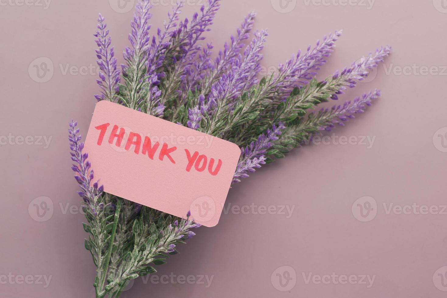 messaggio di ringraziamento e fiore di lavanda su sfondo viola foto