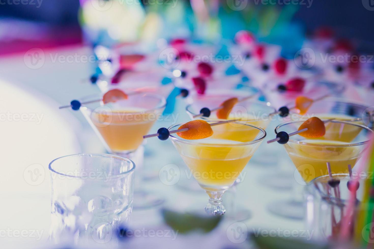 linea di diversi cocktail alcolici in occasione di una festa notturna all'aperto foto