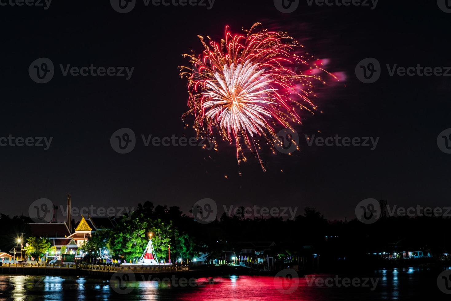 fuochi d'artificio sul fiume nel cielo scuro foto