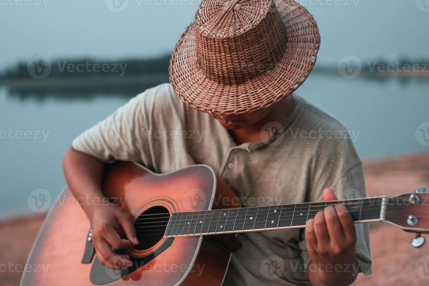 i giovani artisti sono felici di divertirsi a suonare la chitarra foto