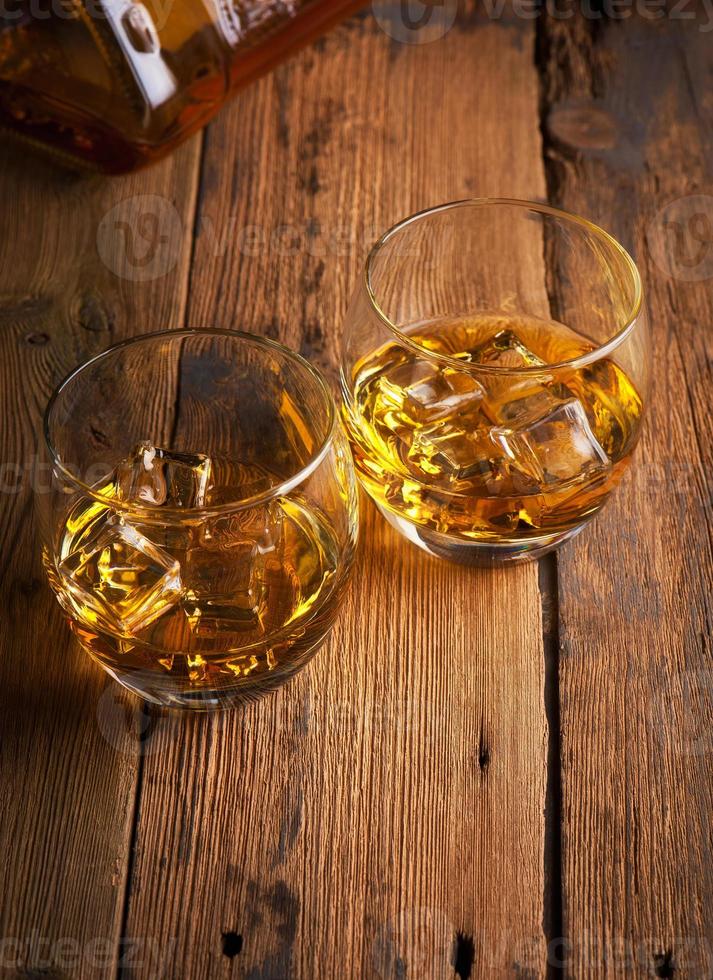 whisky bourbon in un bicchiere foto