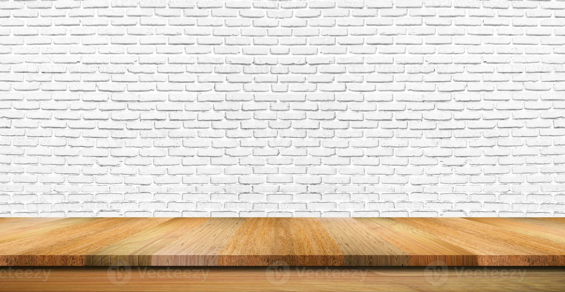 piano d'appoggio in legno vuoto, bancone o ripiano su sfondo bianco muro di mattoni, per banner di visualizzazione alimentare, sfondo. foto