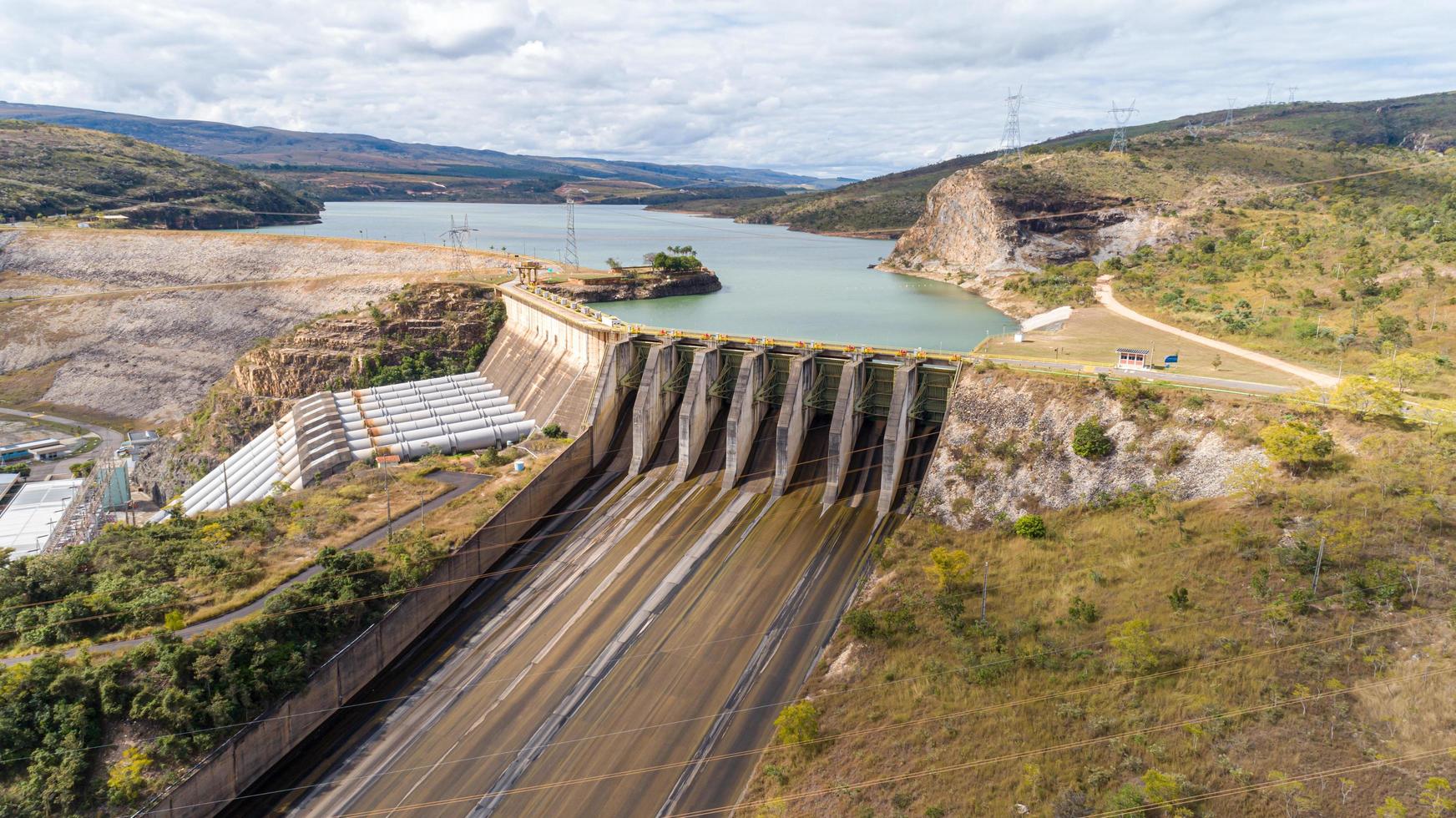 sao paulo, brasile, maggio 2019 - veduta aerea della diga di itupararanga foto