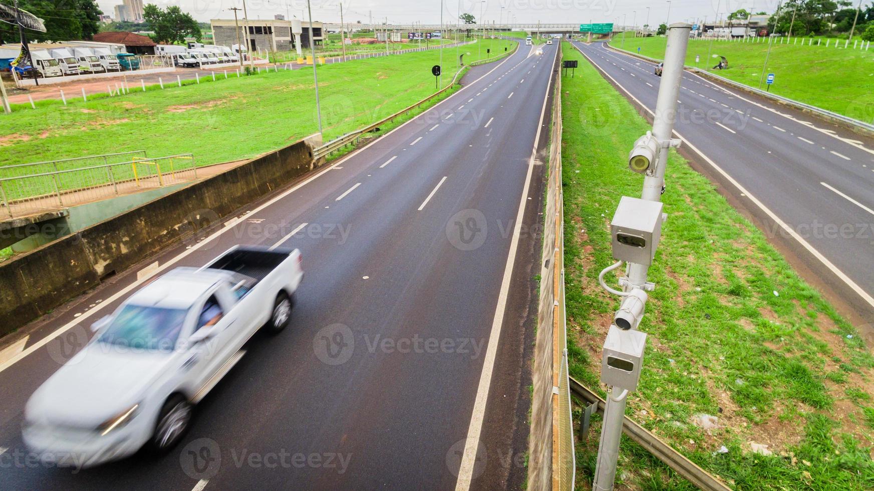 radar stradale con telecamera per l'applicazione della velocità in un'autostrada. foto