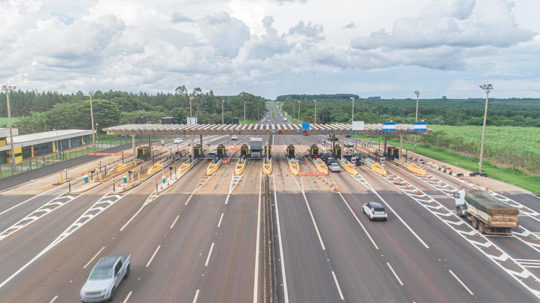 san paolo, brasile, gennaio 2019 - veduta aerea di un pedaggio autostradale foto