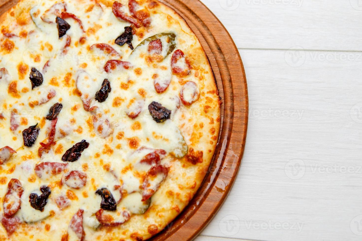 pizza sul piatto di legno foto
