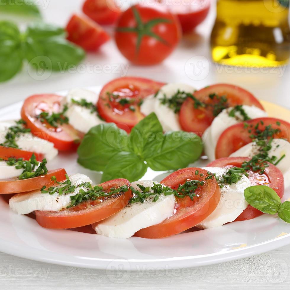 insalata caprese con ingredienti come pomodori e mozzarella foto