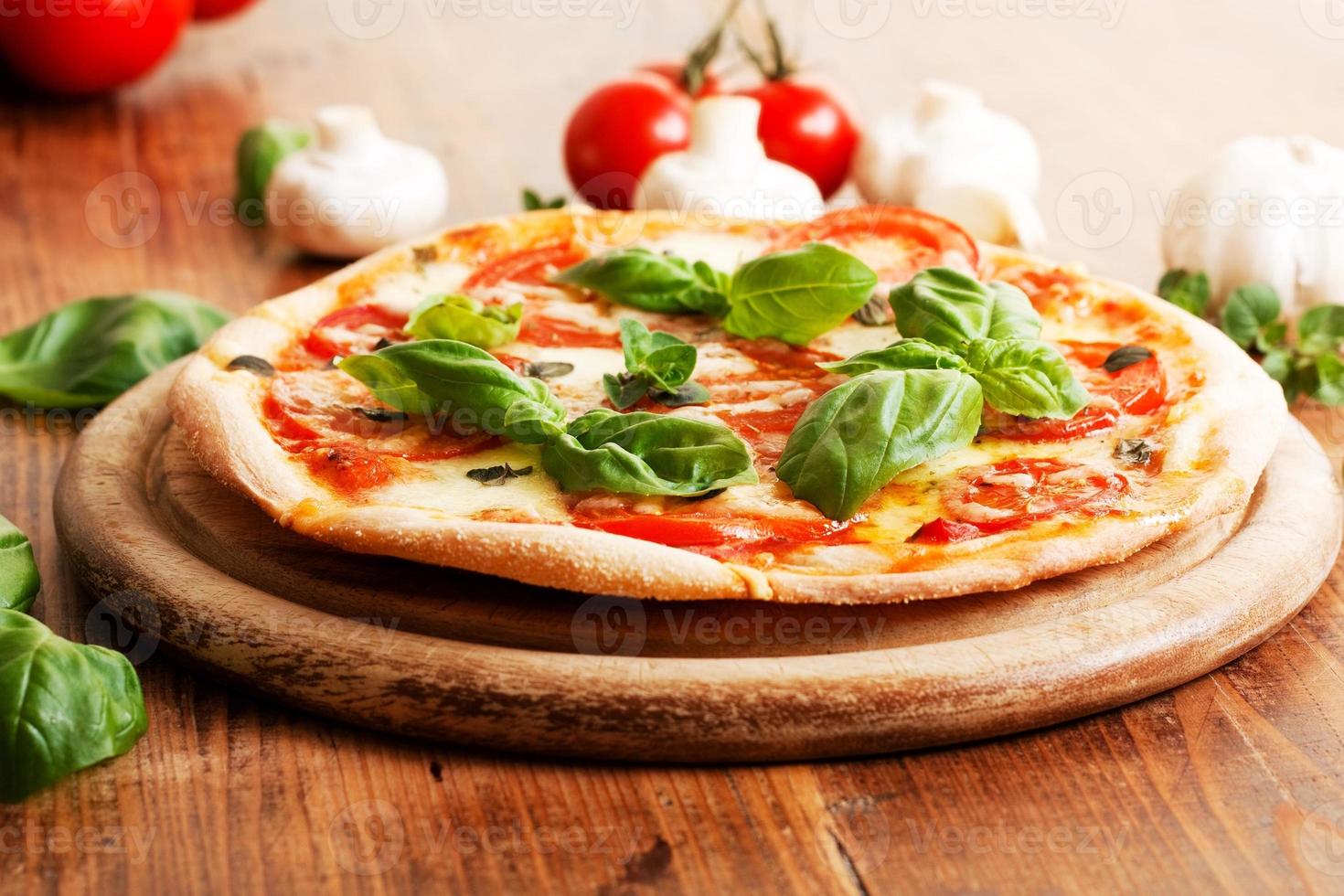 pizza vegetariana fatta in casa fresca foto