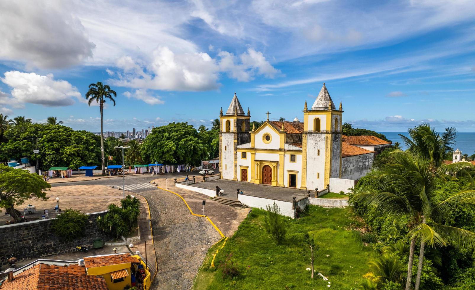 olinda, pernambuco, brasile, aprile 2022 - veduta aerea di una chiesa nella città di olinda foto