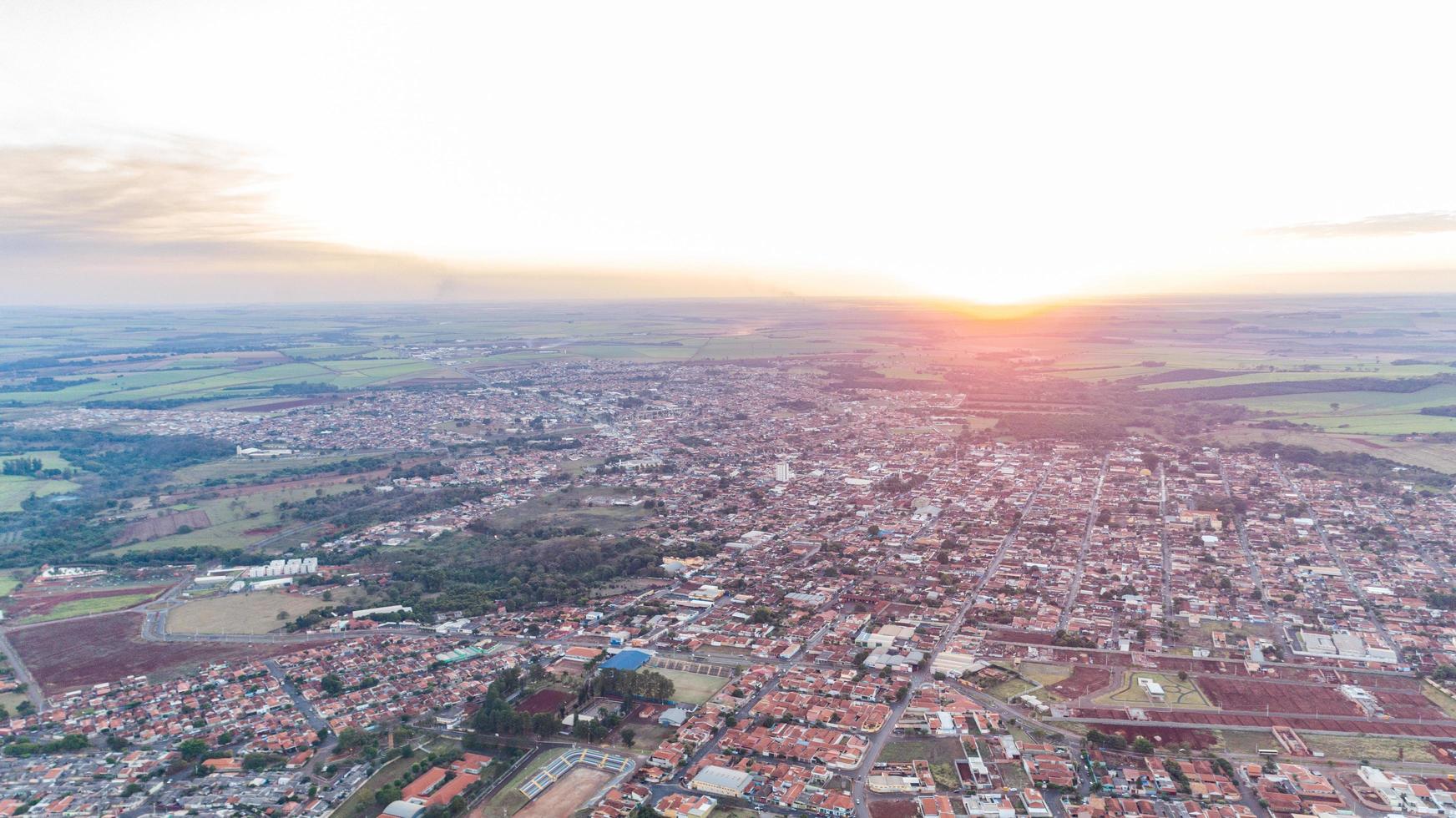 sao paulo, brasile, maggio 2019 - immagine aerea di jardinopolis durante il tramonto foto