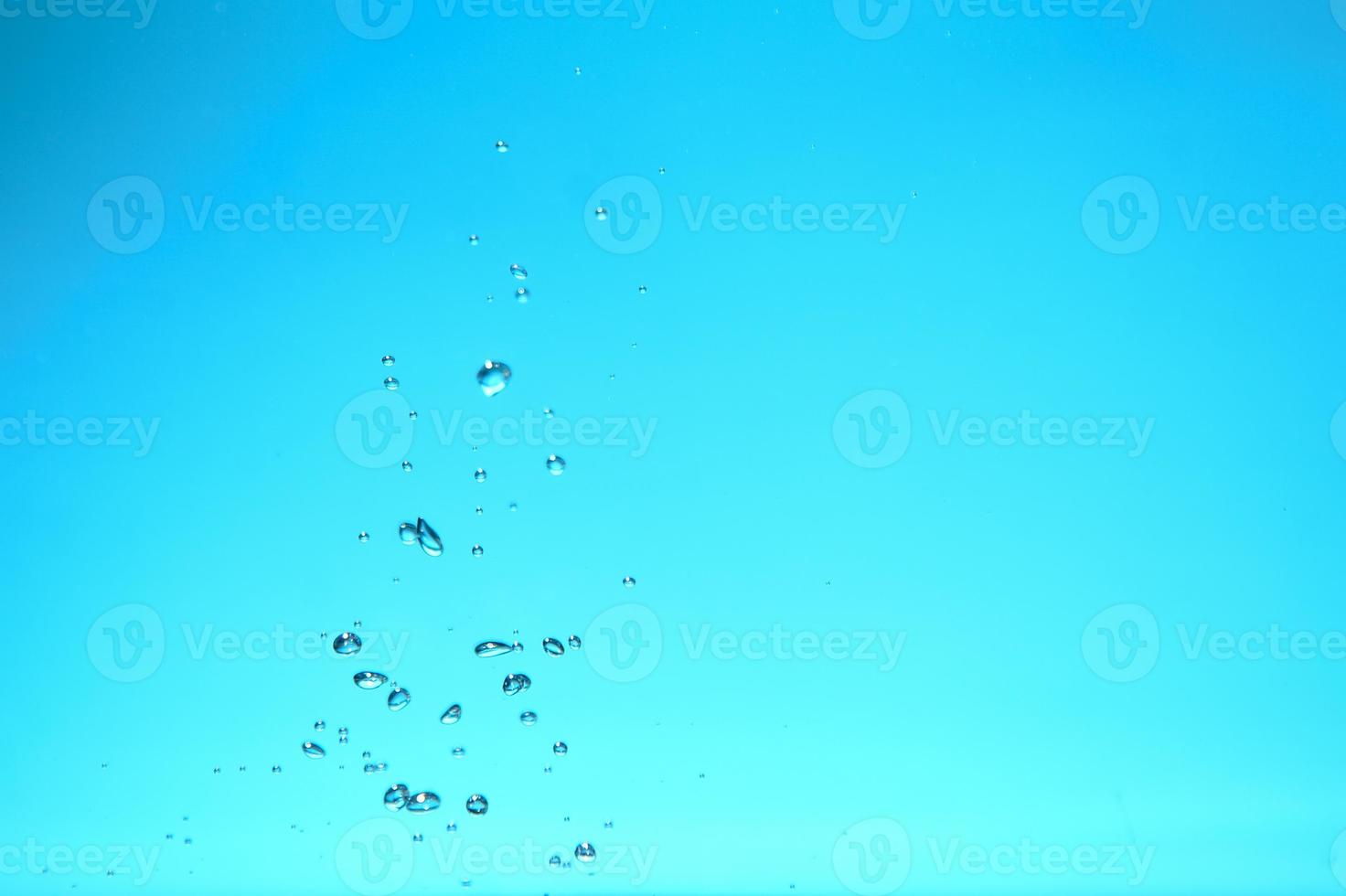 immagine di sfondo astratto di bolle in acqua. acqua pulita con gocce d'acqua e onde. acqua dolce un bicchiere con bolle sfondo blu. foto