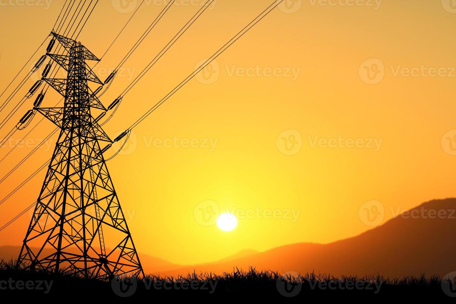 silhouette della struttura delle torri di trasmissione ad alta tensione concetto di distribuzione di energia elettrica rurale foto