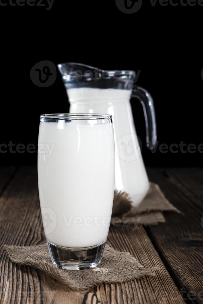 latte su uno sfondo di legno scuro foto