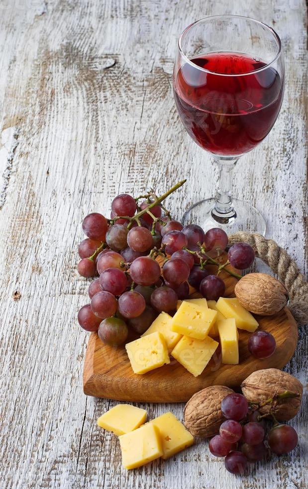 bicchiere di vino rosso, uva e formaggio foto