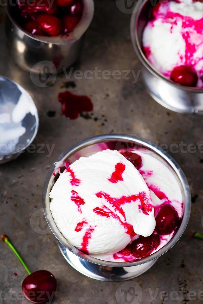 gelato con salsa di ciliegie foto