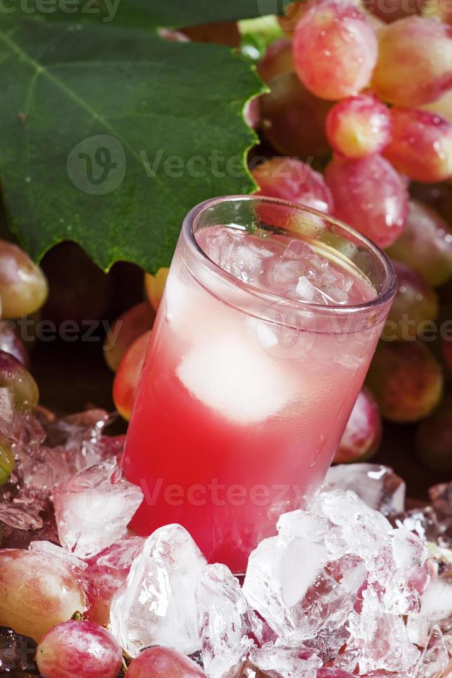 fresco succo d'uva rosa con ghiaccio foto