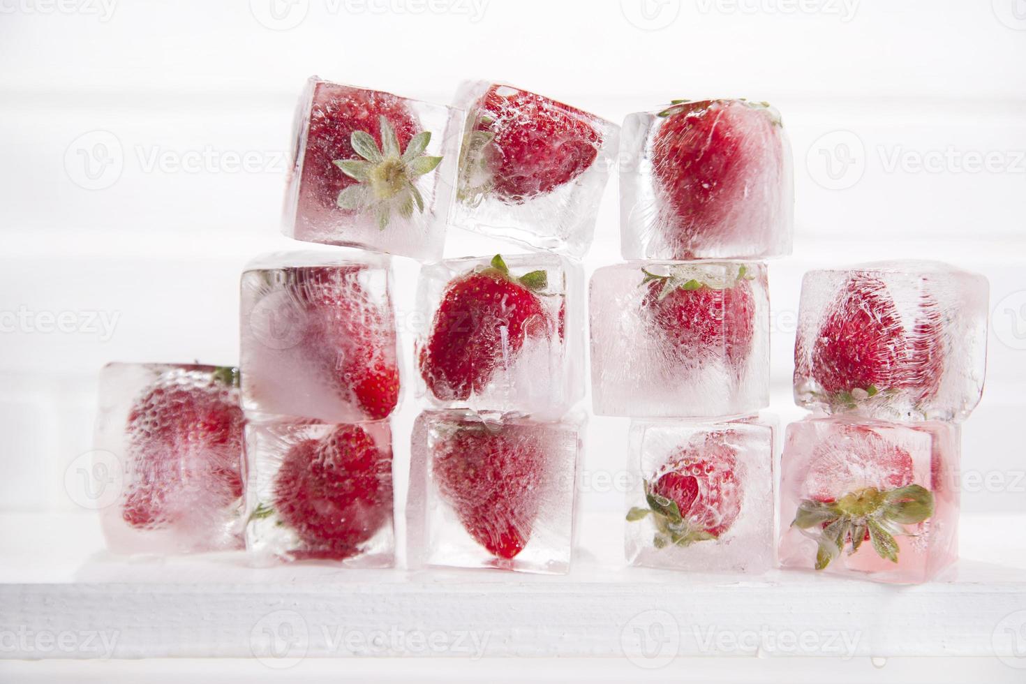 cubetti di ghiaccio con fragole foto