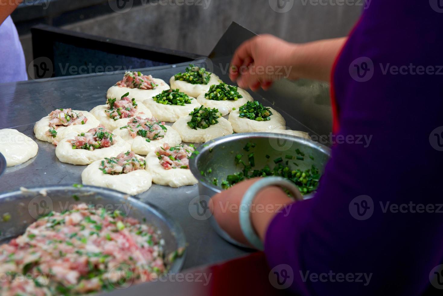 cibo di strada in Cina, baozi con cipolle e carne foto