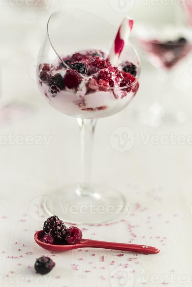 rosso candito candycane rosa suqar bacche e gelato alla vaniglia alla fragola foto