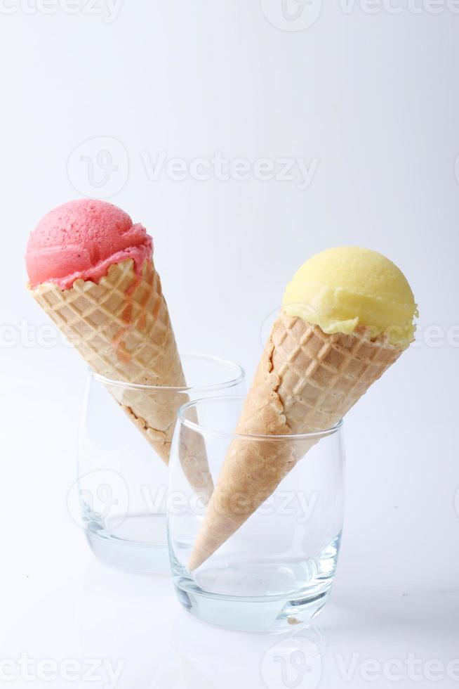 coni gelato giallo frutto della passione e fragola rossa foto