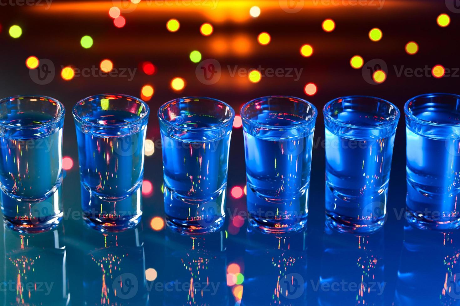 bicchieri con una bevanda alcolica foto