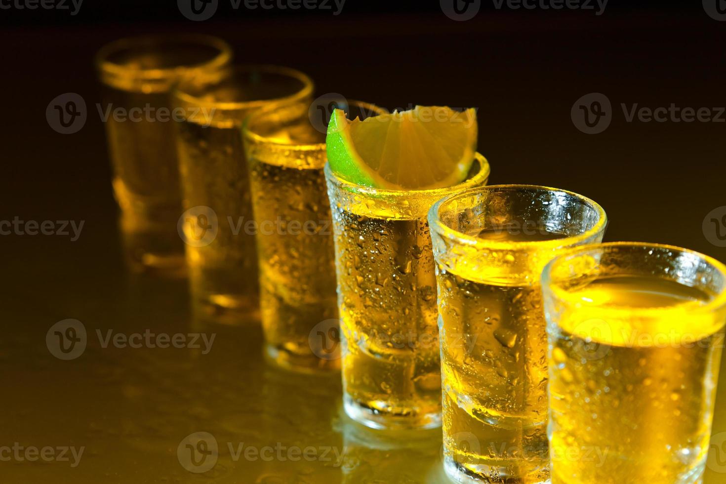 tequila e lime sul tavolo di vetro foto