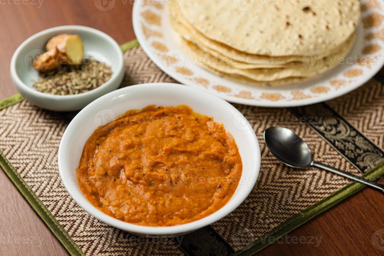 masoor dal (ricetta della lenticchia indiana) con papad foto