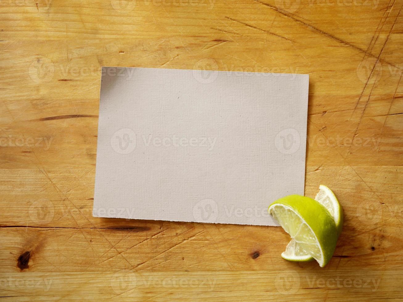 scheda di ricetta con lime freschi foto