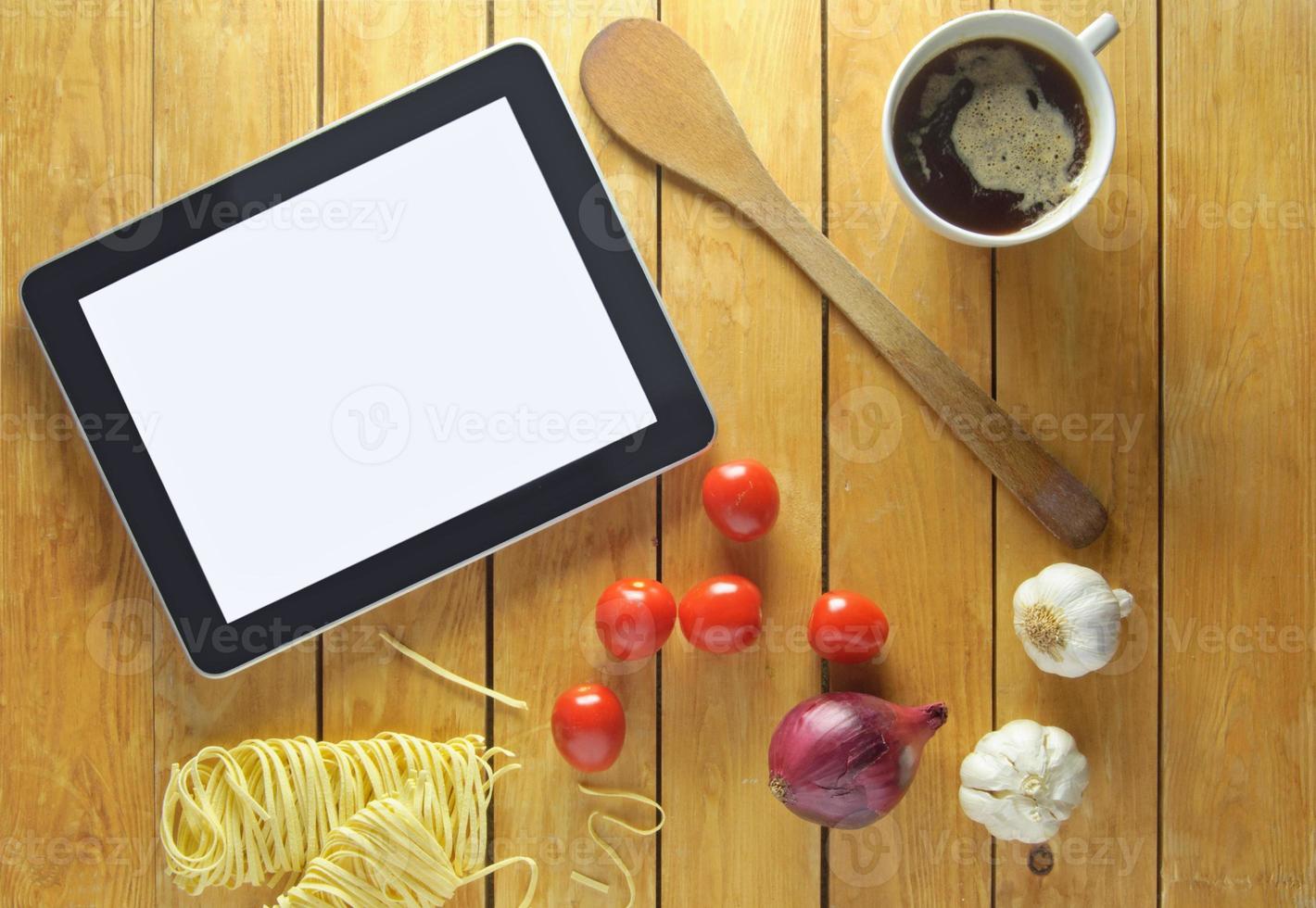 preparazione di ricette alimentari su tablet foto