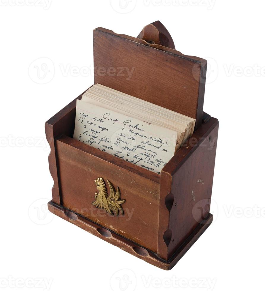 scatola delle ricette in legno marrone vintage con ricette scritte a mano all'interno foto