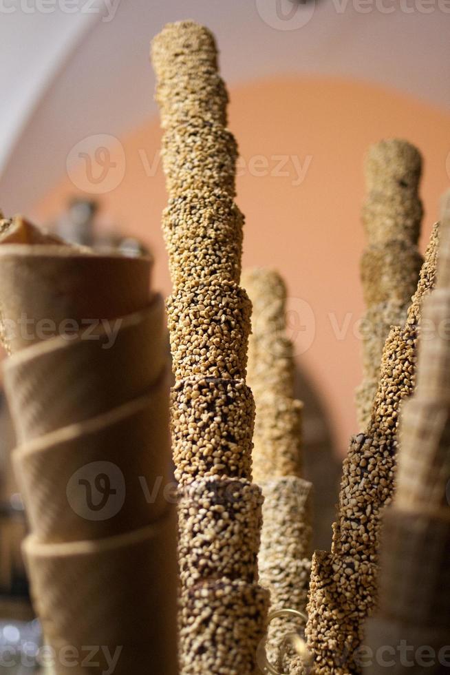 pile di coni di gelato freschi in Italia foto