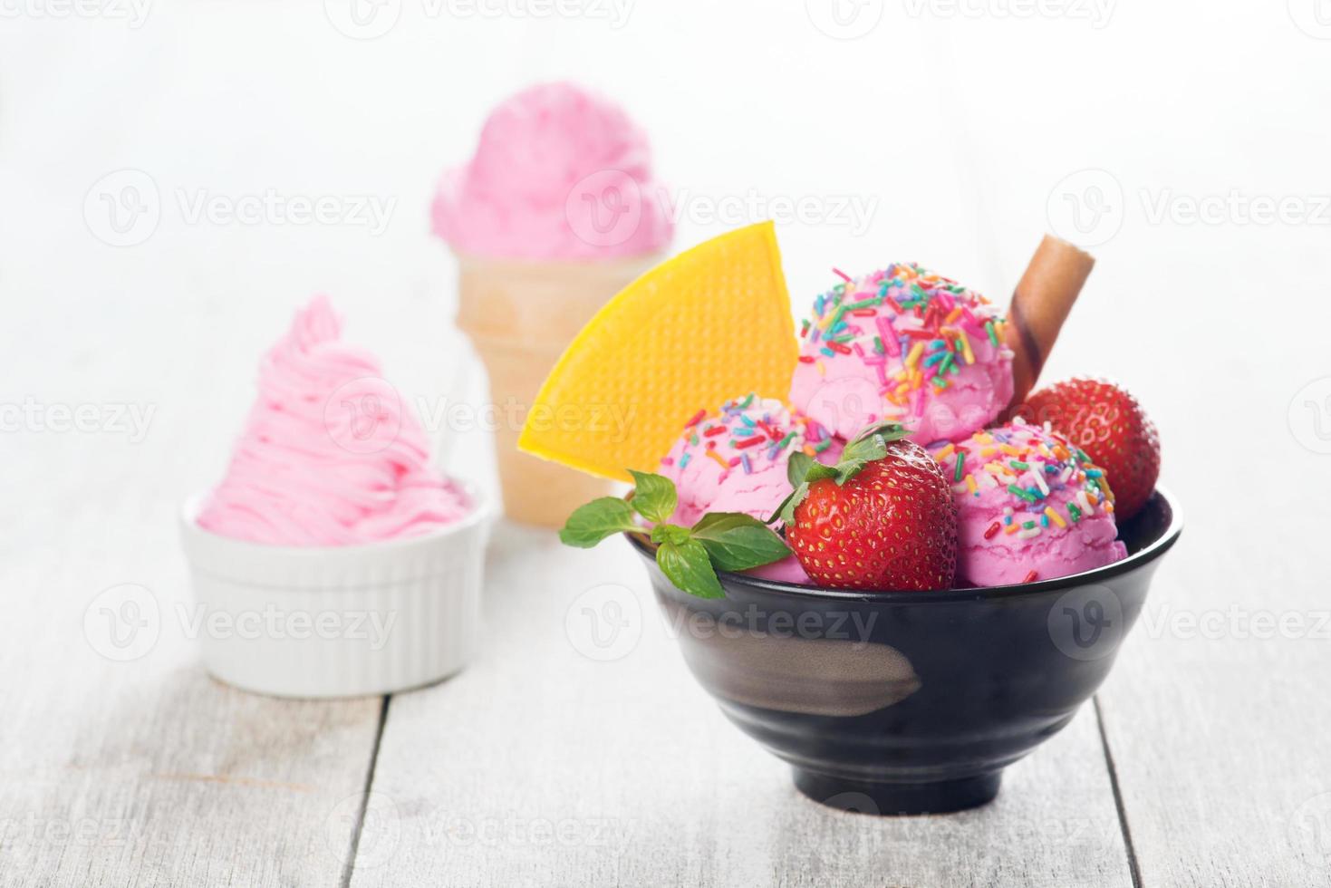 gelato rosa con frutti di fragola foto