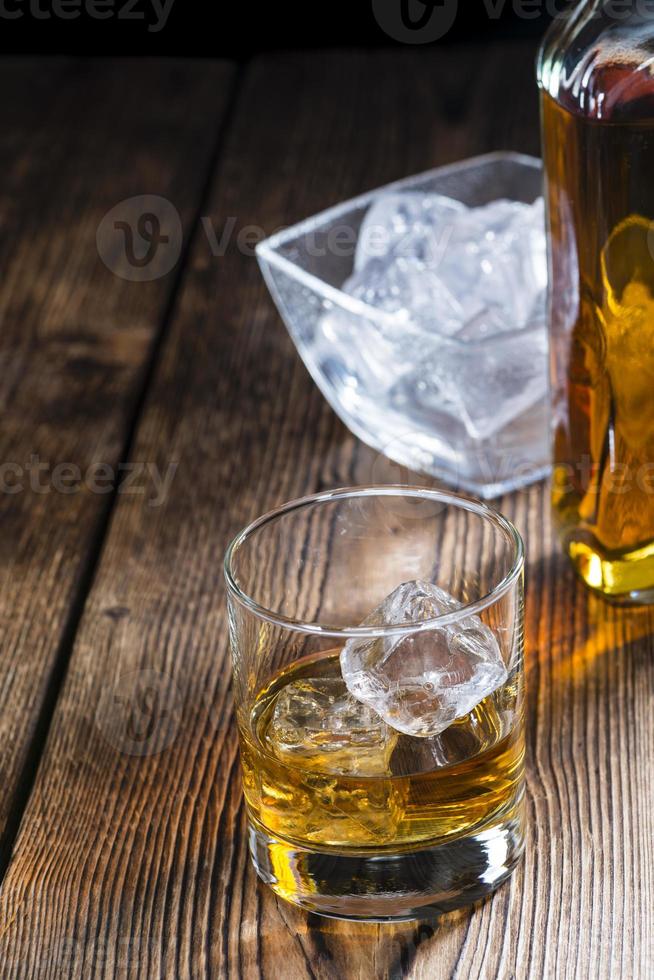whisky con ghiaccio foto