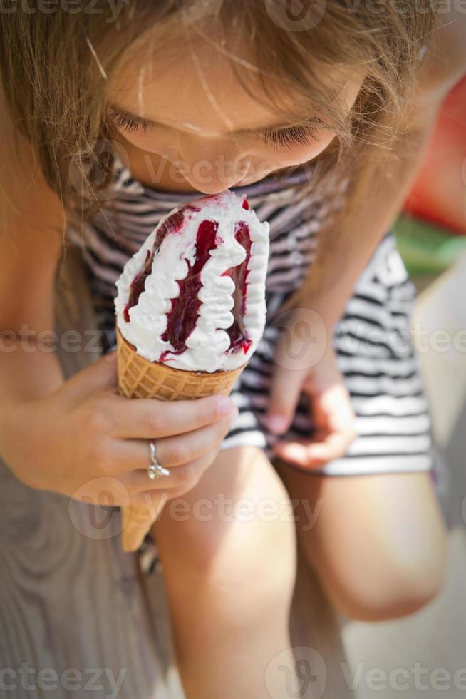 ragazza che mangia il gelato foto