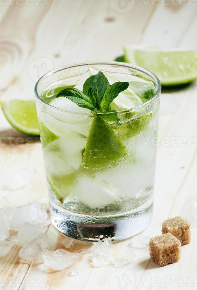 soda fresca del witn del cocktail, limone e menta, fuoco selettivo foto