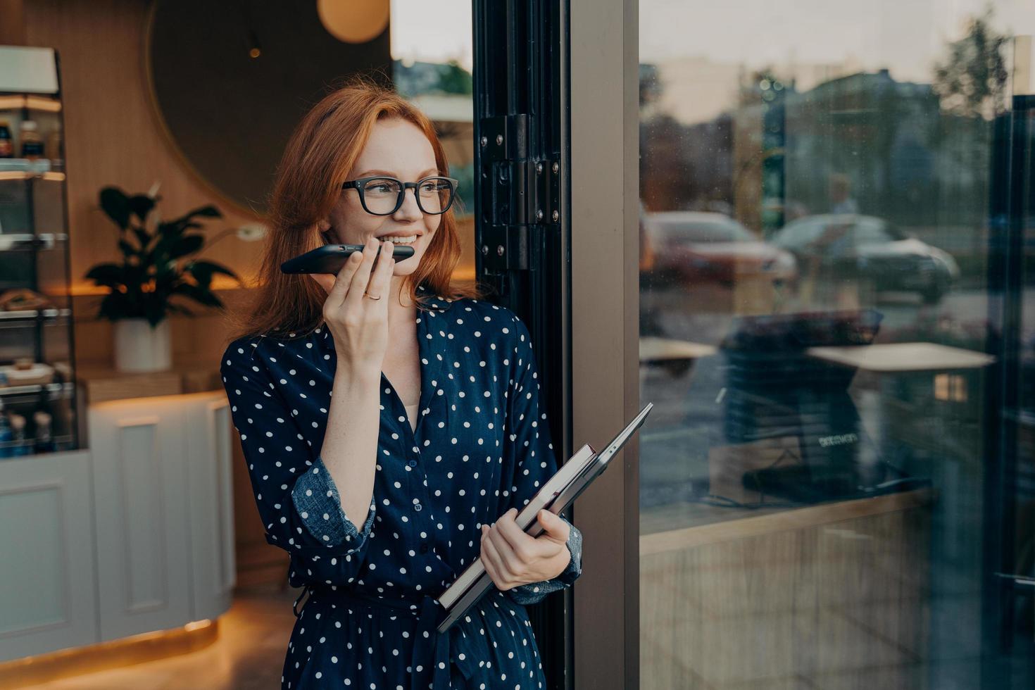 la giovane donna fa una chiamata vocale utilizza le moderne tecnologie per la comunicazione foto